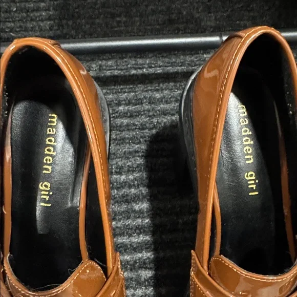 Madden Girl
Kiiera Platform Tailored Lug Sole Heeled Loafers - Picture 3 of 8